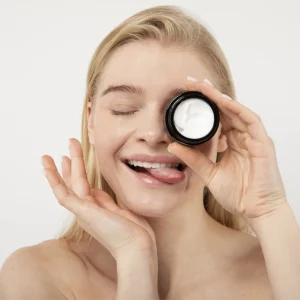 Slika RenewLift kreme s peptidima i kolagenom, postavljena na bijelu pozadinu, naglašava hidratantne i regenerativne karakteristike proizvoda.