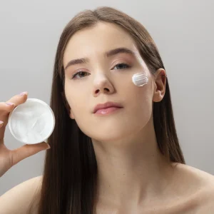 Slika GlowNest HydraGlow kreme s hijaluronskom kiselinom i ekstraktom aloe vere, idealne za dubinsku hidrataciju i njegu svih tipova kože.